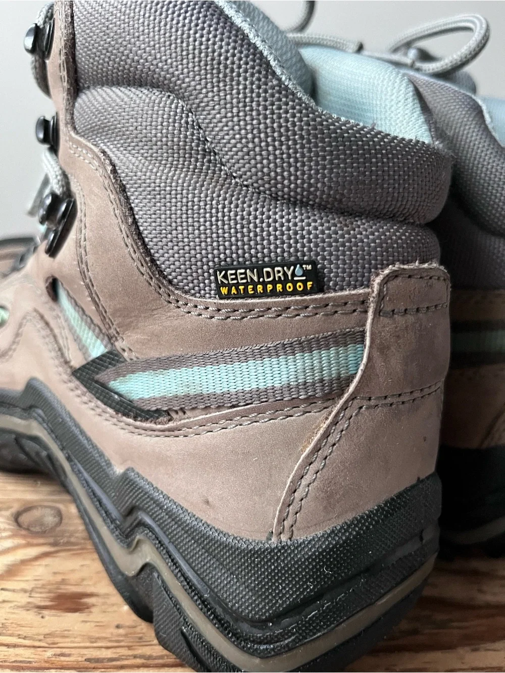 KEEN Durand II Mid waterproof Hiking Boots tan leather with Teal Accents size 6